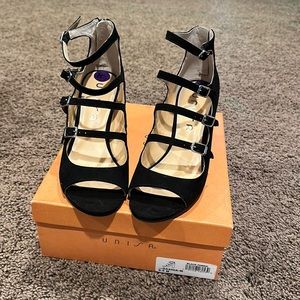 Unisa size 8.5 black sandal